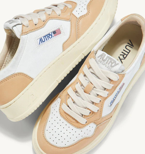 Autry Sneakers Medalist 01 Low Leather Goat Caramel GH04