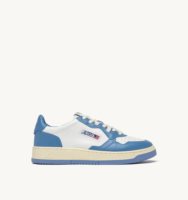 BASKET MEDALIST BAISSE EN CUIR BICOLORE BLANC ET BLEU CIEL