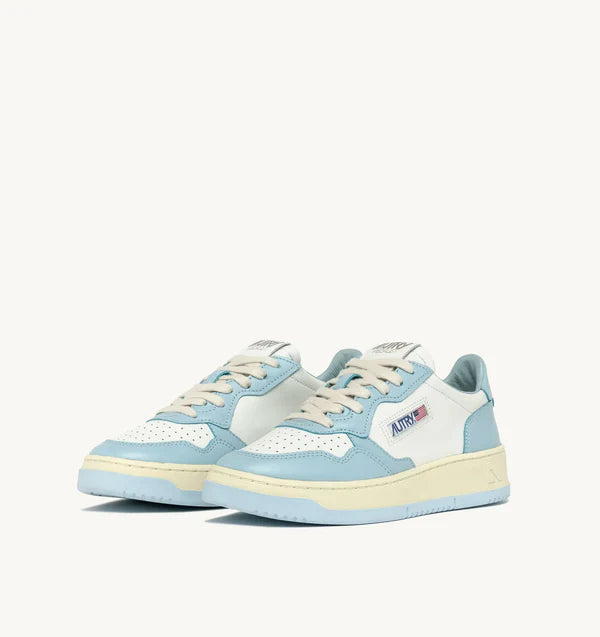 BASKET MEDALIST BAISSE EN CUIR BICOLORE BLANC ET CELESTE