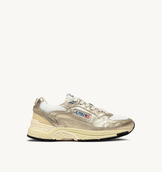 BASKETS HYPERWAY EN T CUIR LAMINE' MARSHMALLOW ET OR